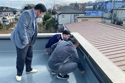 防水工事現場で品質チェックや最新の防水工法の調査を実施