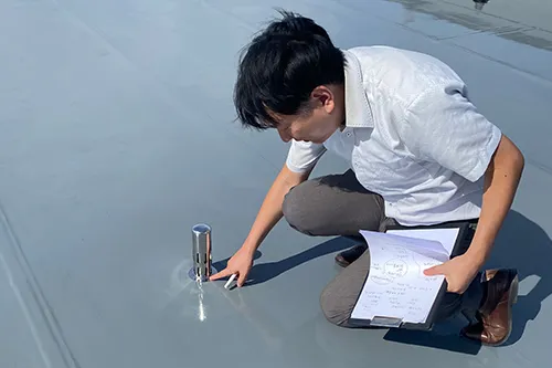 防水工事現場で品質チェックや最新の防水工法の調査を実施