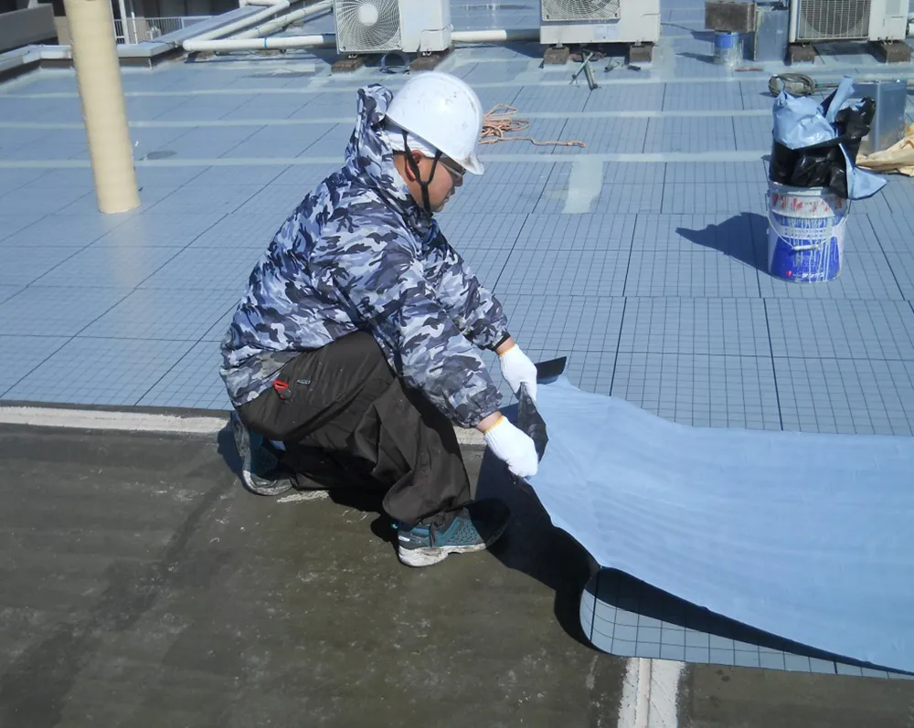 太陽光パネルを設置した後は、外さないと防水工事ができないって本当ですか？