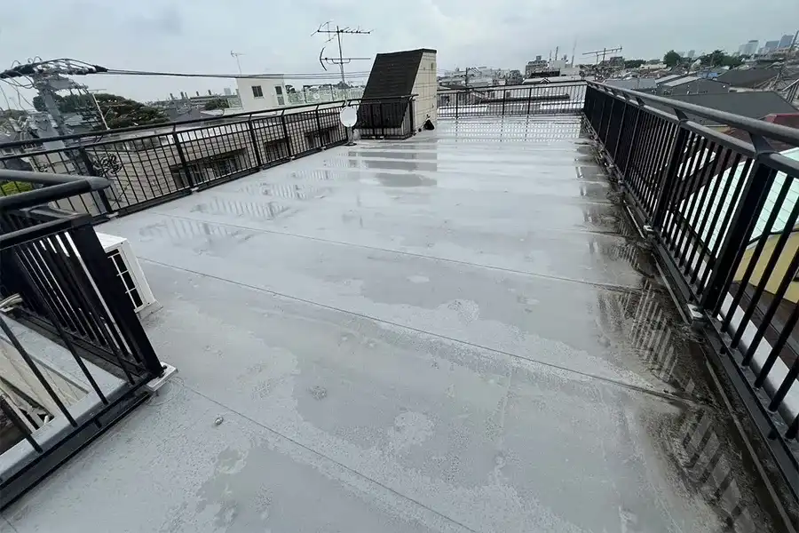 塩ビシートの上に水が溜まっている