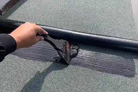 シート状のアスファルトを貼り付けて防水層を作る