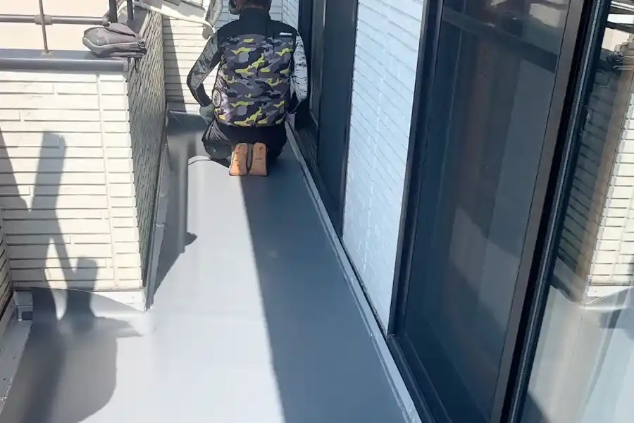 接合部を溶着して継ぎ目のない防水層を作る
