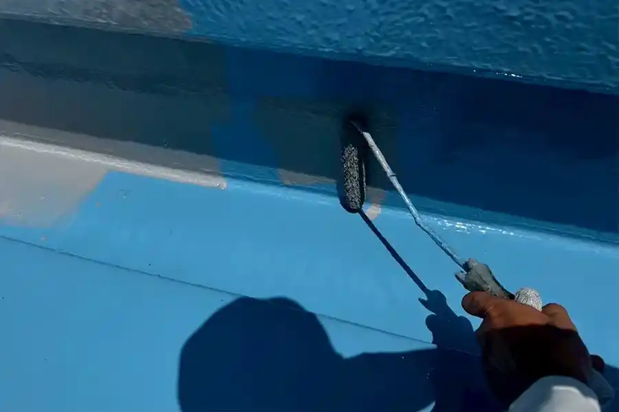 ウレタン防水のトップコートの塗り作業